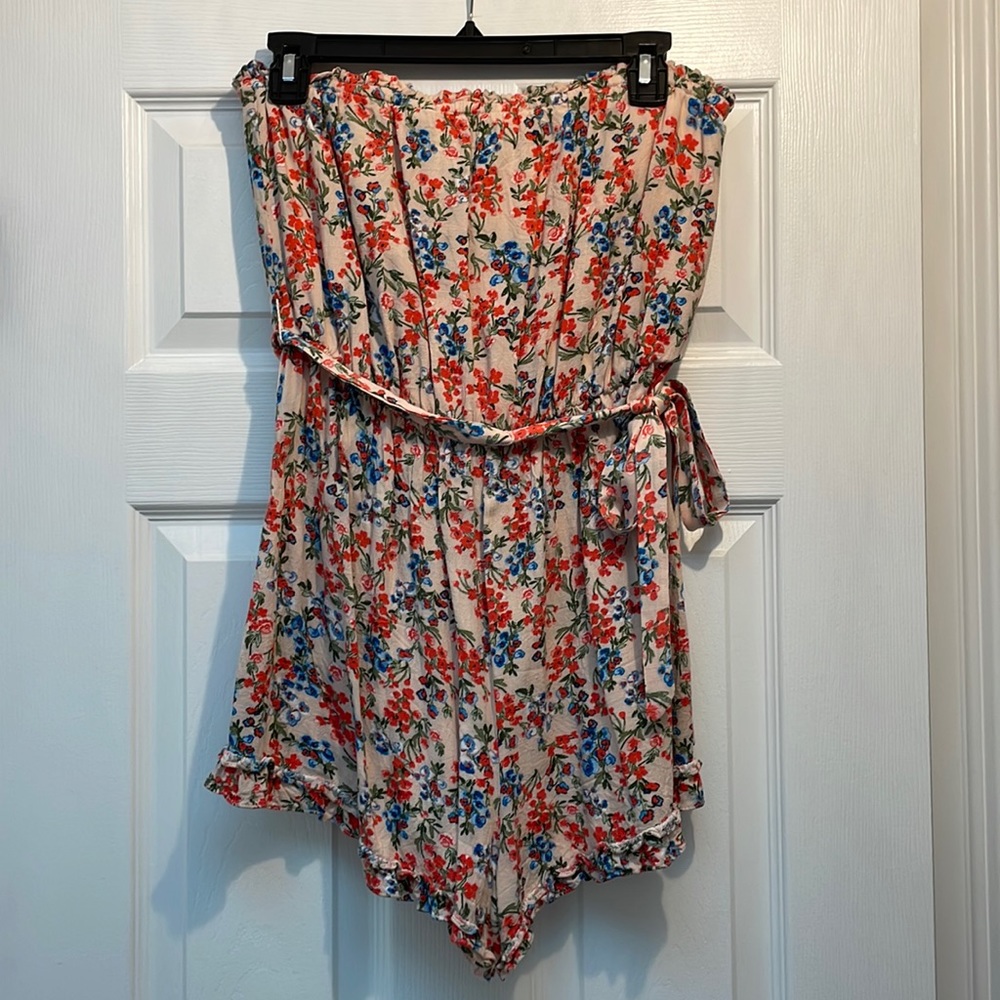 Floral romper, only worn a couple times. Size M.